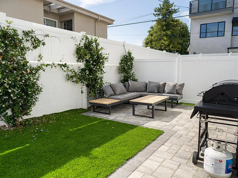 4831 Riverton Ave — Photo 5