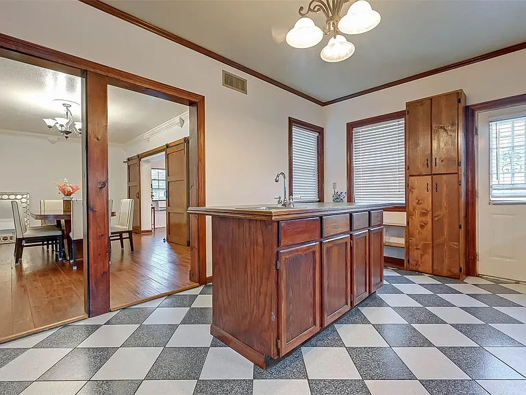 2412 Oakdale St — Photo 19