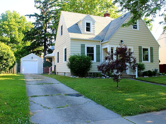 3rd image of 825 Aberdeen St NE