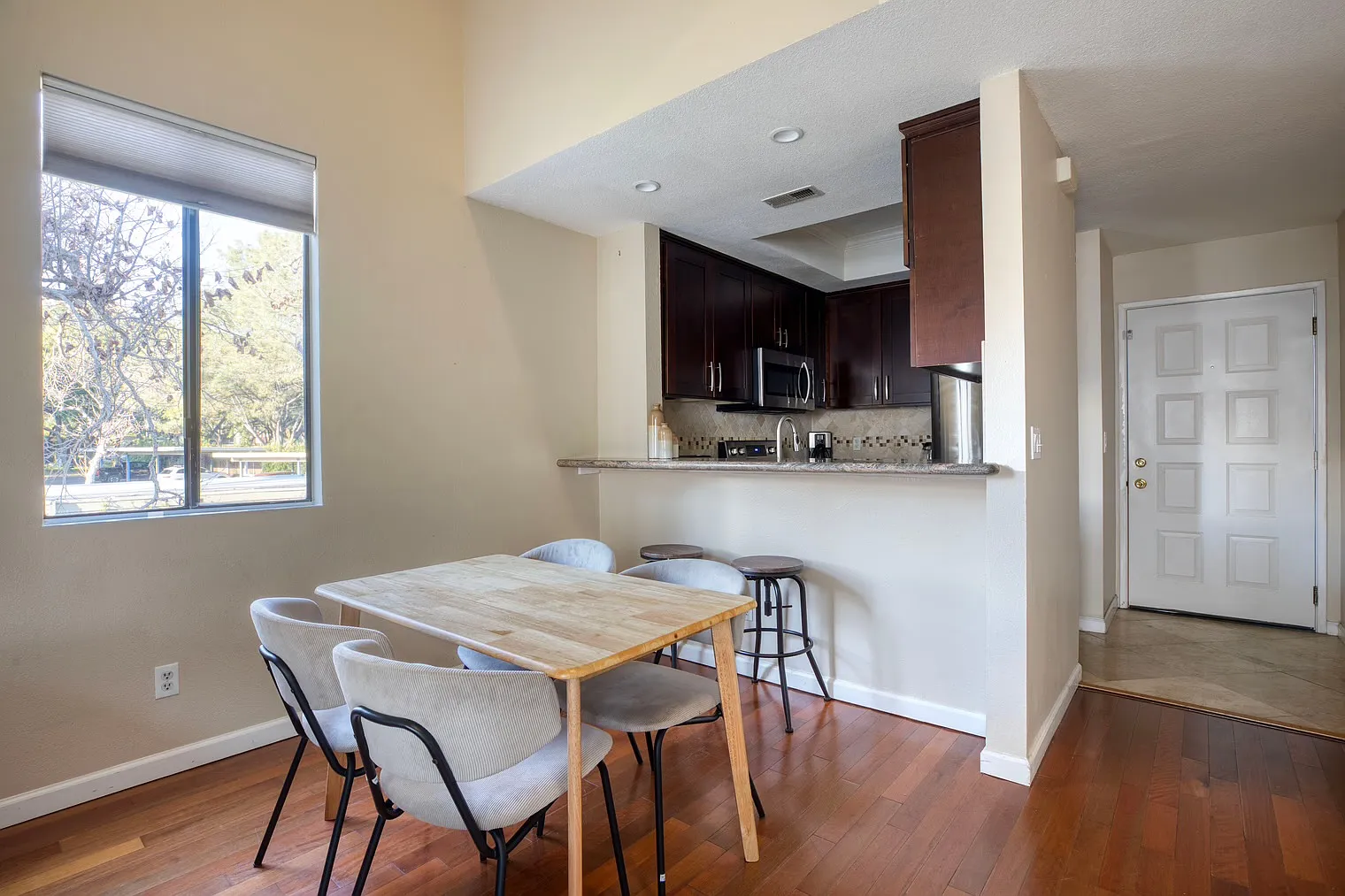 2 bed, 977 sqft, $3,150 — Photo 4