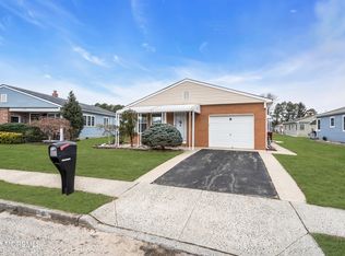 8 Merrilee Ln, Toms River, NJ 08757
