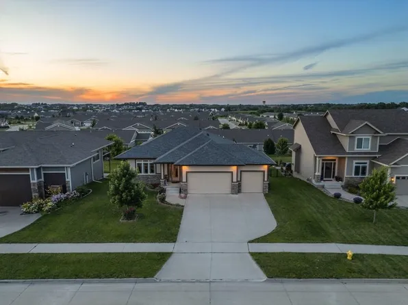 655 NE Dellwood Dr, Waukee, IA 50263