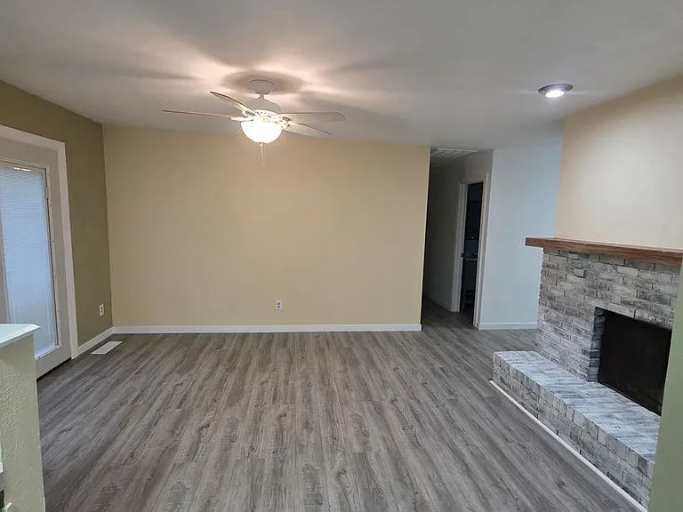 2318 Hackberry Ct — Photo 2