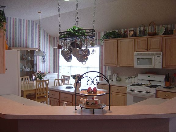 Roomy, eat-in, island kitchen