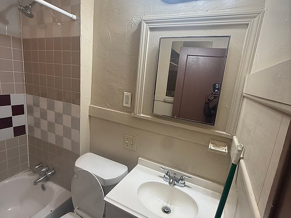 5th image of 8321 Tioga Ave