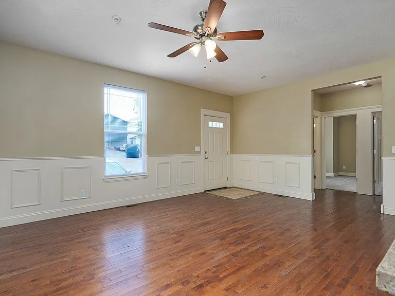 1040 E Walnut St — Photo 22