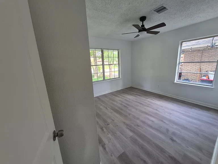 10221 Bretton Dr — Photo 18