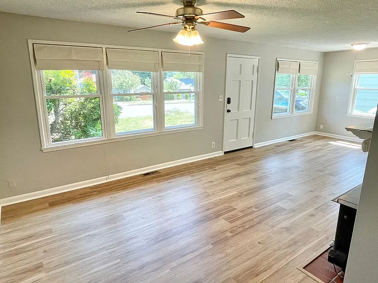 11721 Roosevelt Way NE — Photo 4