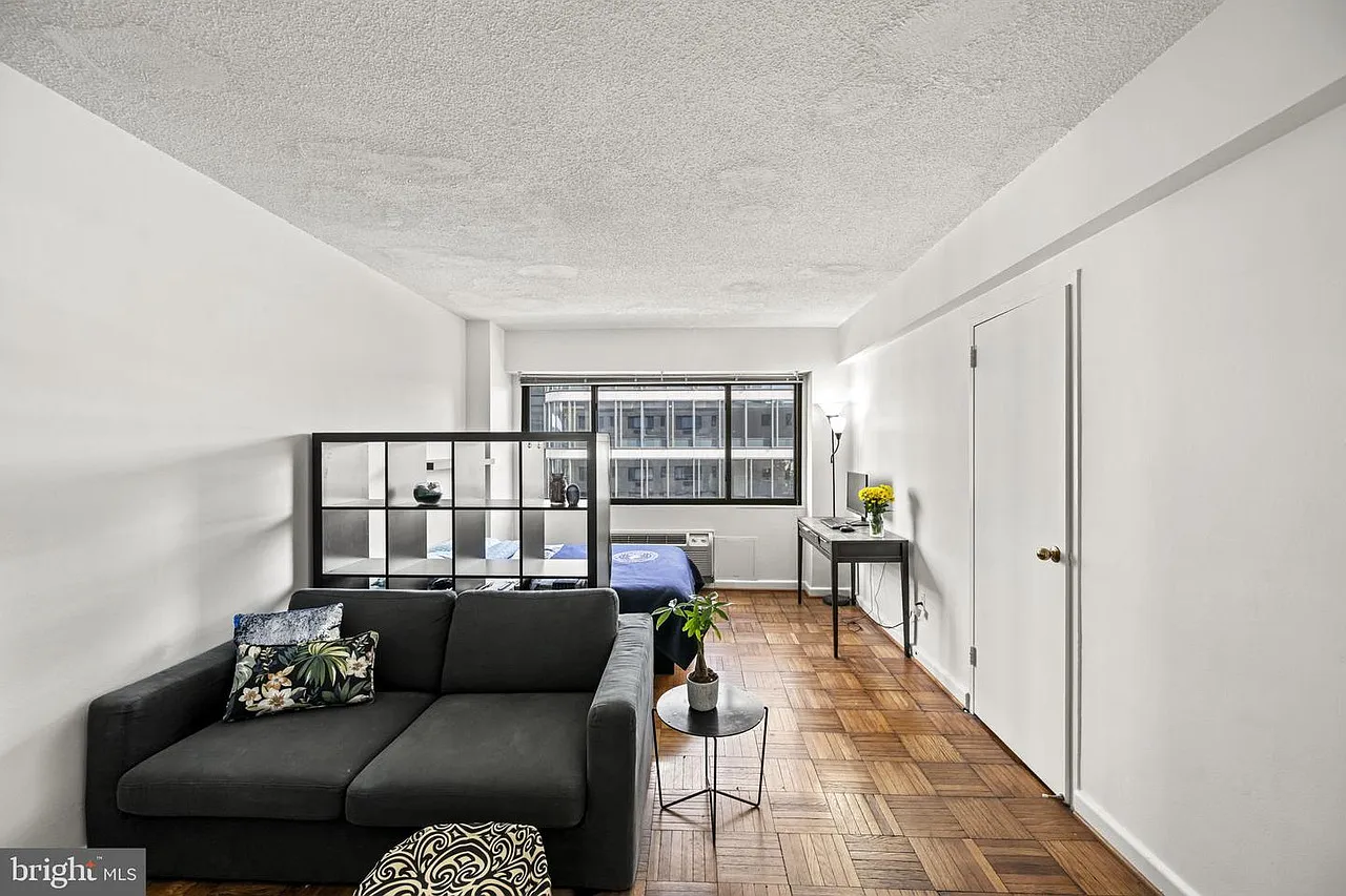 Studio, 400 sqft, $1,900 — Photo 1