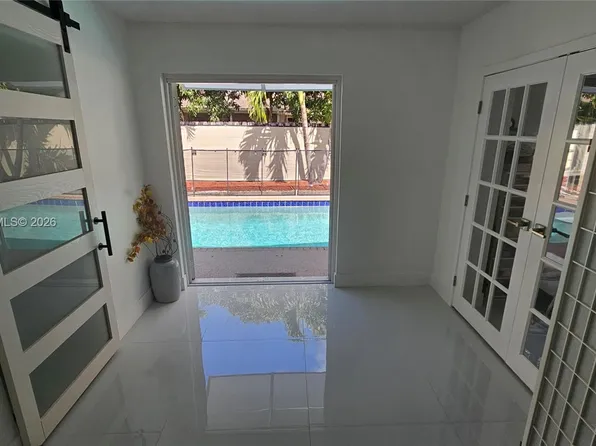 8421 NW 8th St, Hollywood, FL 33024