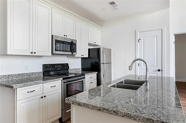 3601 Camp St #105 — Photo 8