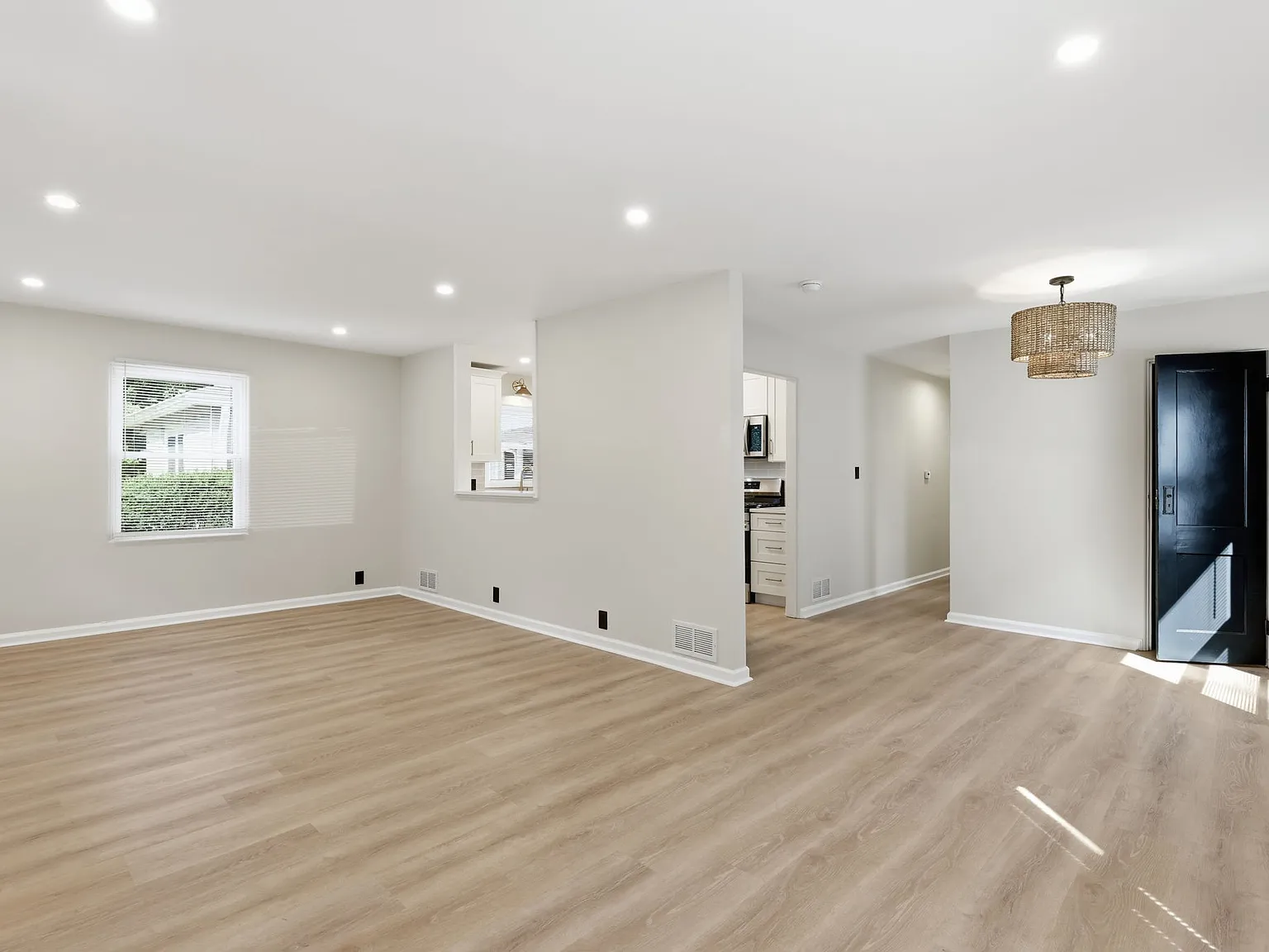 2 bed, 1056 sqft, $2,450 — Photo 4
