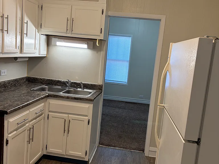 737 Hancock Ave — Photo 5