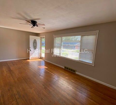 4th image of 2565 Boyle Ave