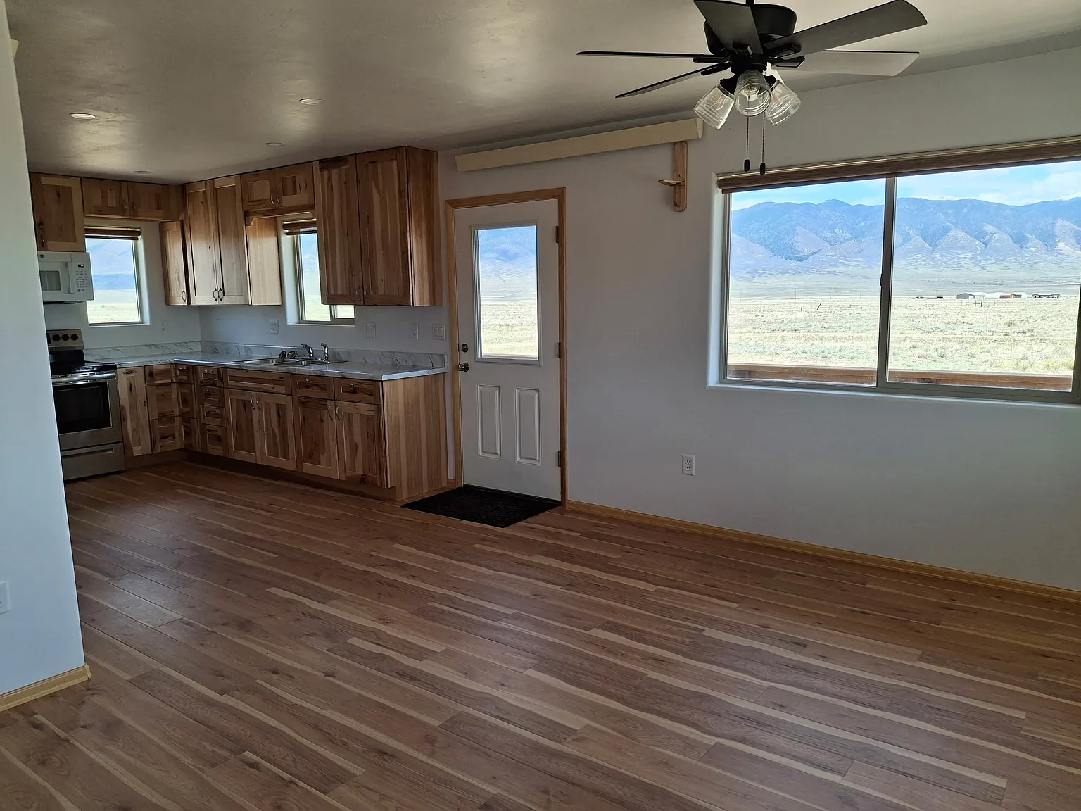 2 bed, 2300 sqft, $1,800 — Photo 2