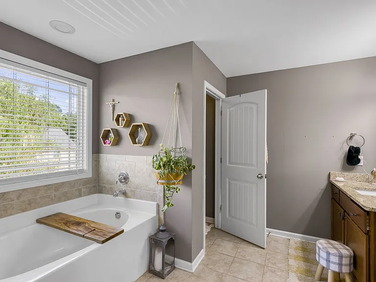 324 Frontier Cir — Photo 12