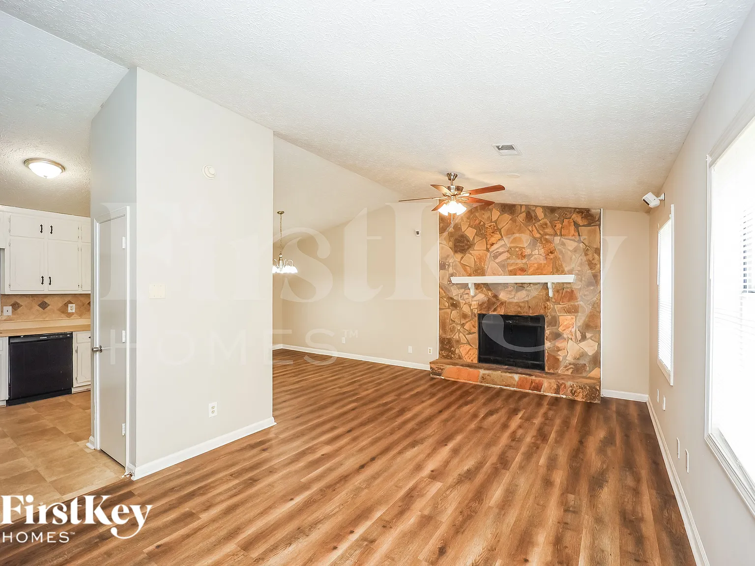 3 bed, 2.0 bath, 1200 sqft, $1,740 — Photo 3