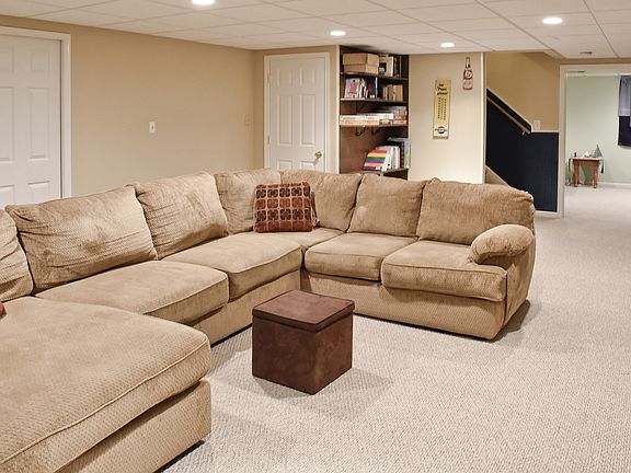 2nd image of 18 Lauren Ln