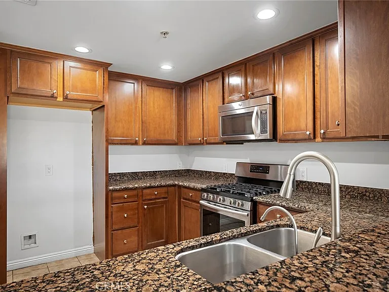6800 Corbin Ave — Photo 13