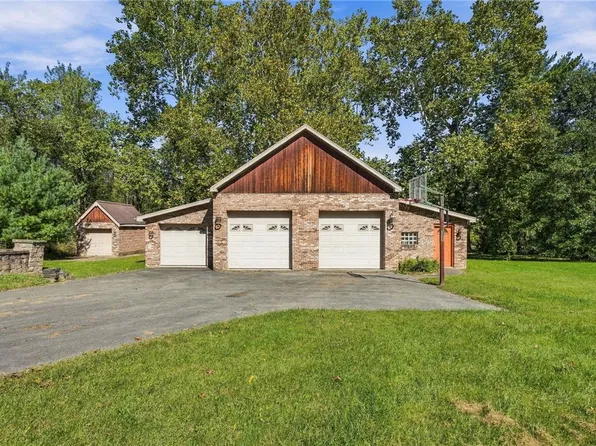2 Bundy Dr, Latrobe, PA 15650