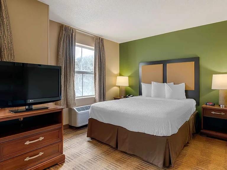 Deluxe Studio - 1 Queen Bed