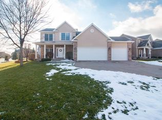 5706 Star View Dr, Bettendorf, IA 52722