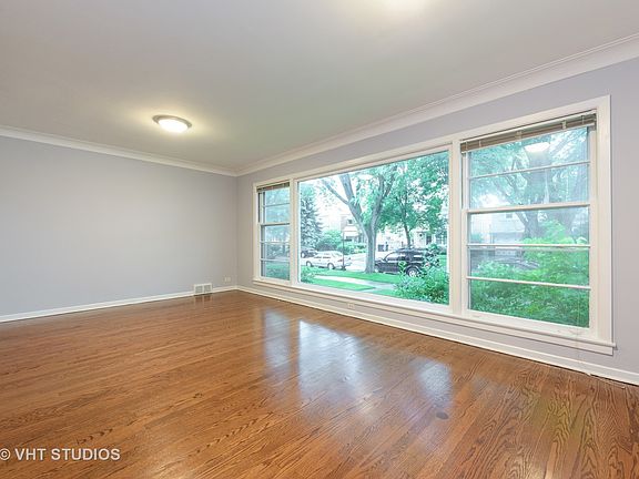 3rd image of 2815 W Balmoral Ave