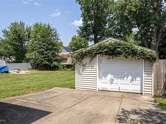 4th image of 2671 Elmwood St