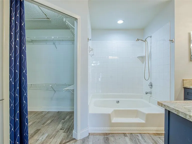 2390 Bentley Dr — Photo 26