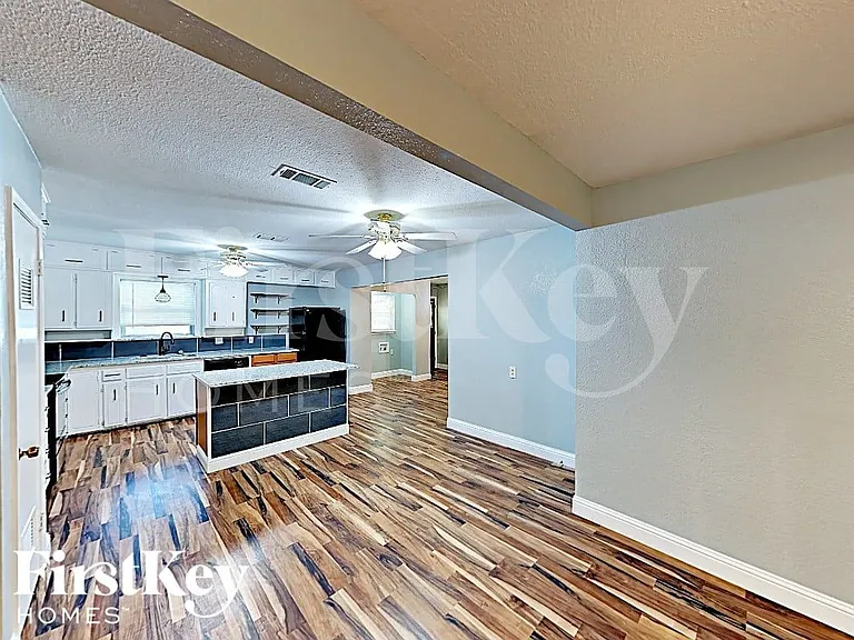 205 SW Moody St — Photo 3