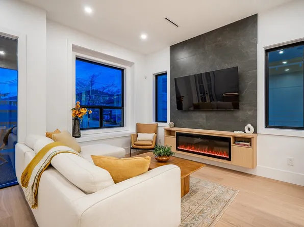 4557 Parker St #2, Burnaby, BC V5C 3E1