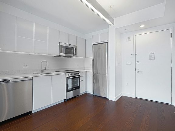 3rd image of 400 W 113th St #1028