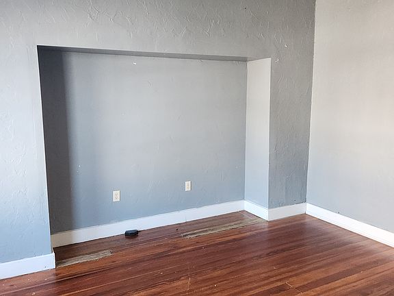 5th image of 736 W Poplar St