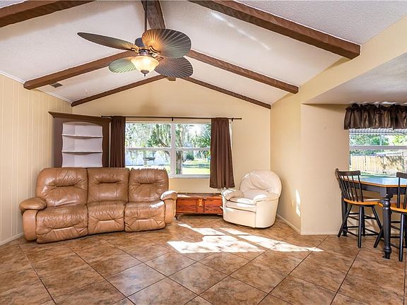 4th image of 670 Suffolk Cir