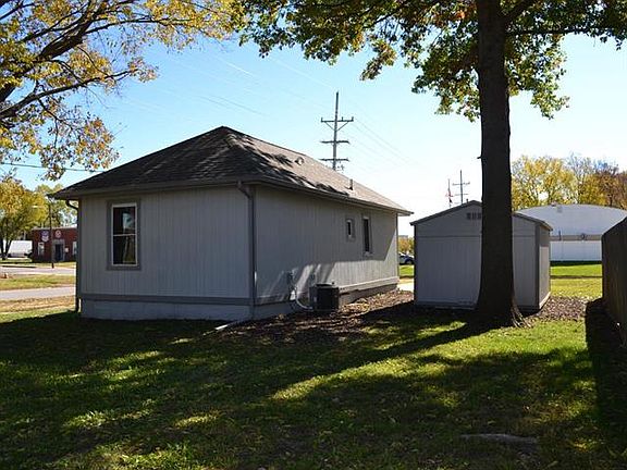 5th image of 700 Brown Ave