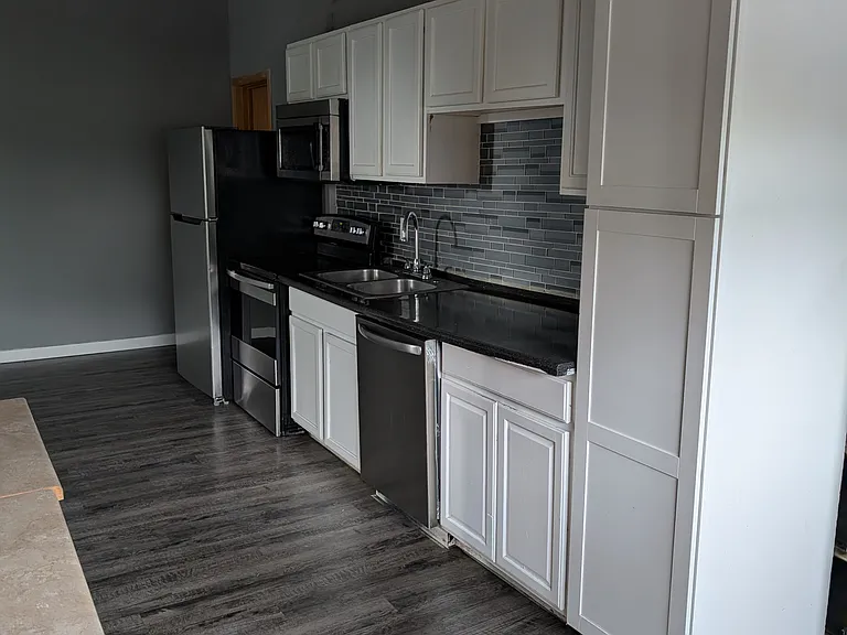 689 Center Cir #B — Photo 7
