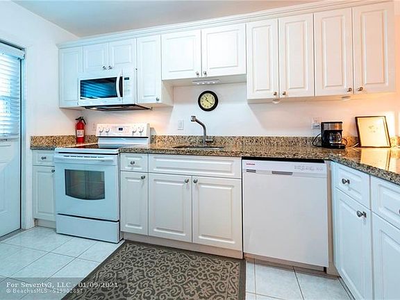 4th image of 3010 NE 16th Ave APT 202