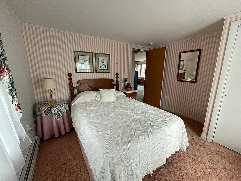 Bedroom 1 (Queen, standard closet)