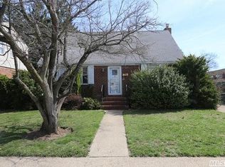 296 White Rd, Mineola, NY 11501