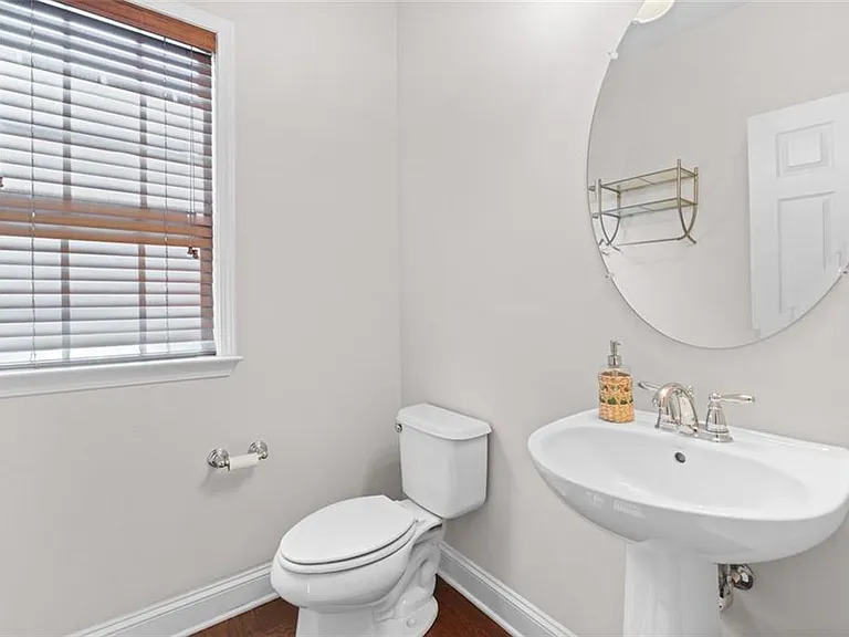 1034 E Paces Ln NE — Photo 10