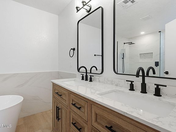 3rd image of 3124 E DAHLIA Drive