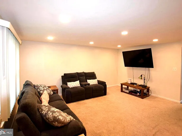 6560 Lochleigh Ct — Photo 3