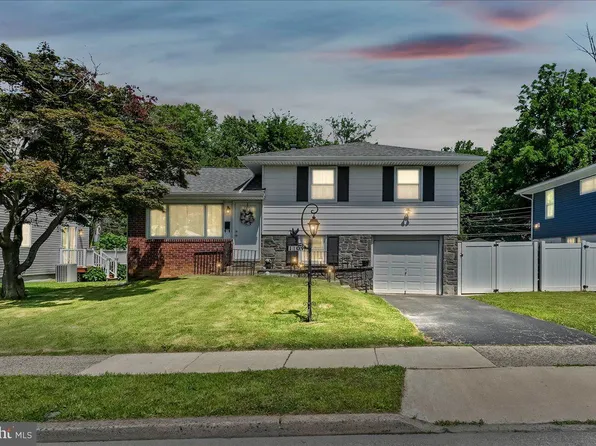 1109 Brookwood Ln, Secane, PA 19018