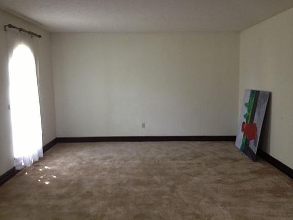 3rd image of 39 Yellowstone Dr