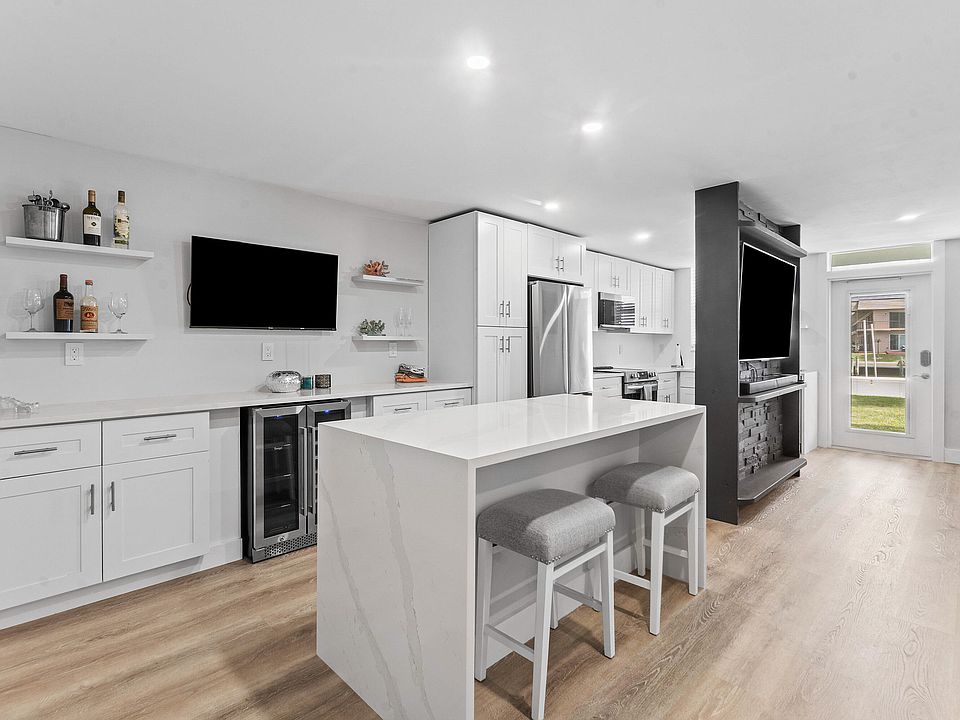 1st image of 108 Paradise Harbour Boulevard #107