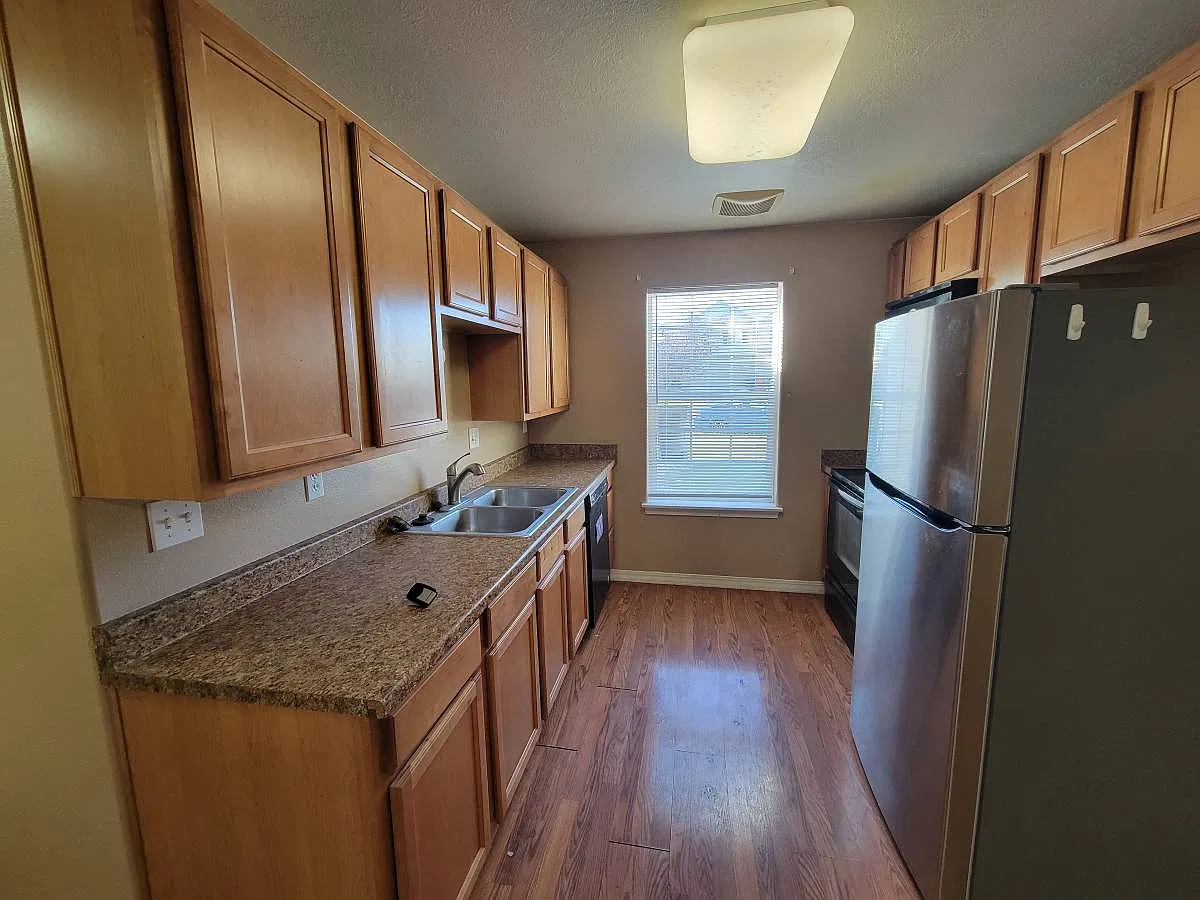 3 bed, 1200 sqft, $1,050 — Photo 3