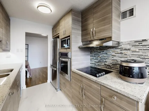 205 Hilda Ave #301, Toronto, ON M2M 4B1