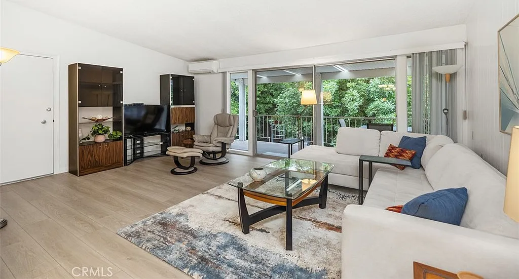 2 bed, 1040 sqft, $3,000 — Photo 4