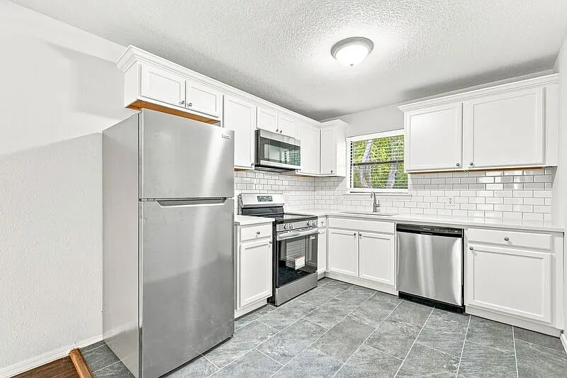 2 bed, 1.0 bath, 775 sqft, $950 — Photo 2