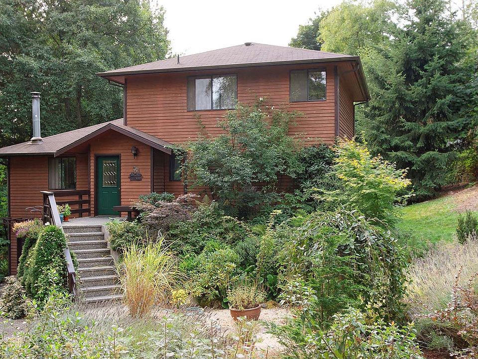 House sits on very quiet dead-end street